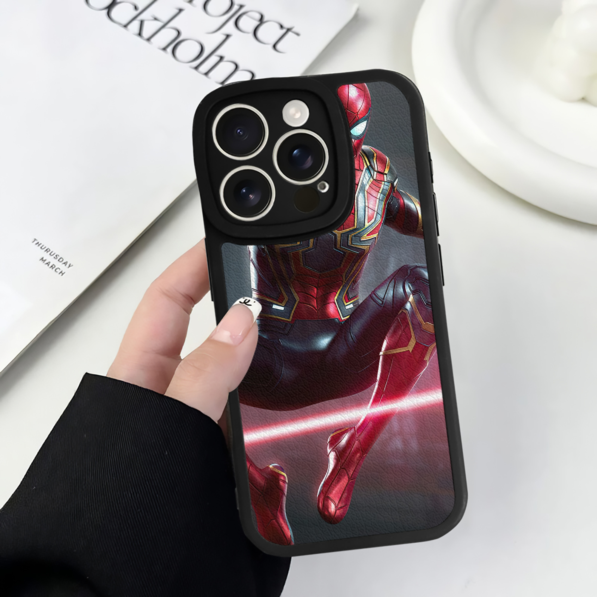 （画像用） Spider Man スパイダーマン 【iPhone 16シリーズ対応】シリコンスマホケース（レザー調） 材質：シリコン